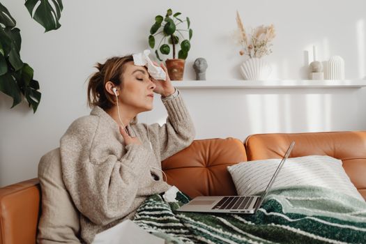 Mujer en sesión online de acompañamiento por síntomas físicos